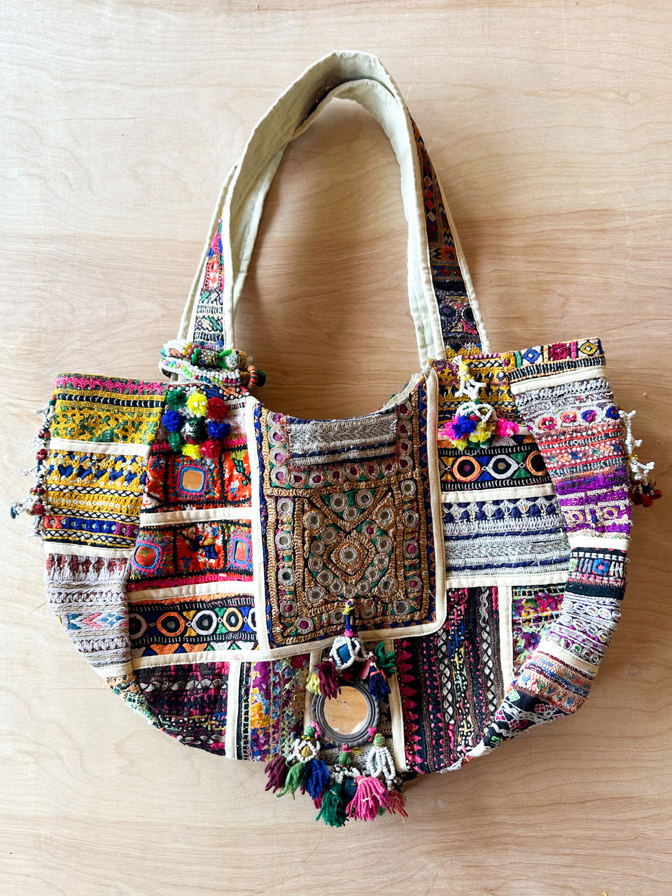 Female Casual Hand Embroidered Banjara Bag at Rs 2600/bag in New Delhi |  ID: 21324833630
